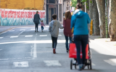 Ciutadans caminant aquest matí per la Via Massagué | Roger Benet